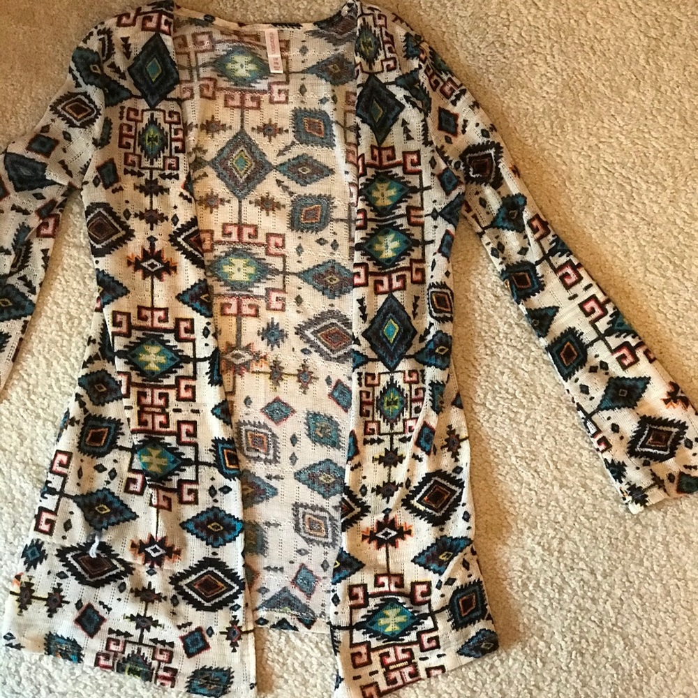 Three-quarter sleeve patterned cardigan